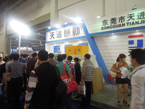 2012年展会上人海...