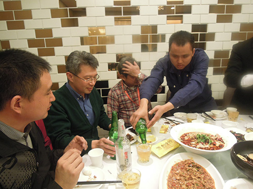 谭师傅向常用张总敬酒